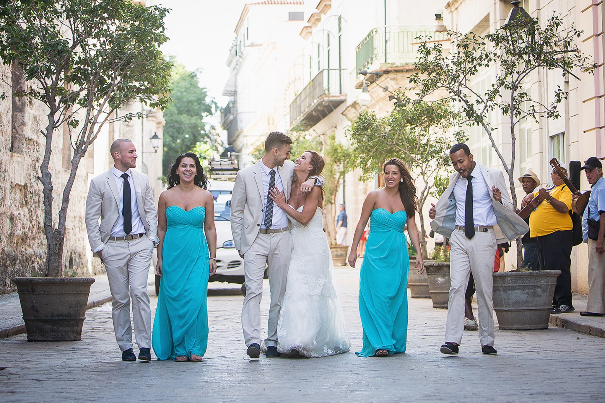 Black and white architectural wedding portrait in Havana